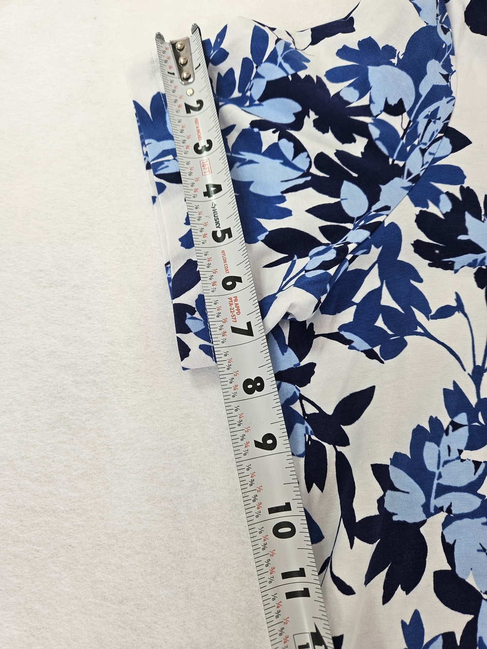 Alfred Dunner Blue and White Floral V-Neck Top Womens Size Med - Picture 7 of 7